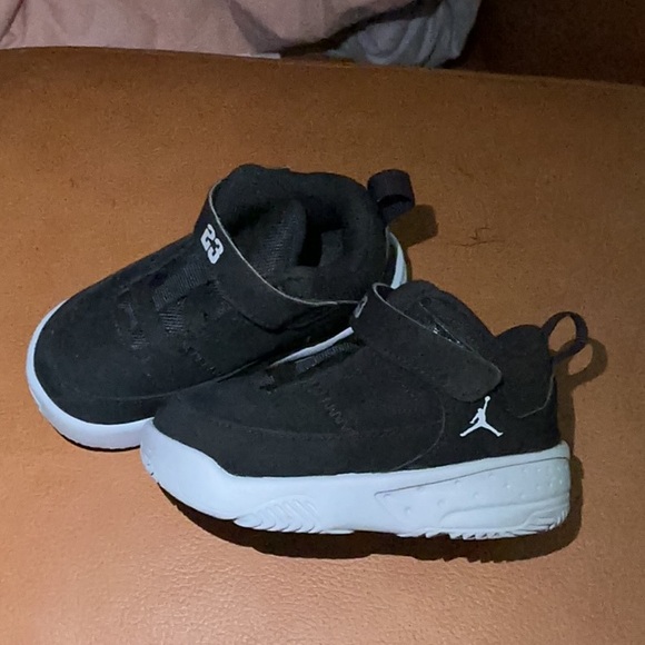 Jordan Black Sneakers Low-Top Design - Picture 3 of 3